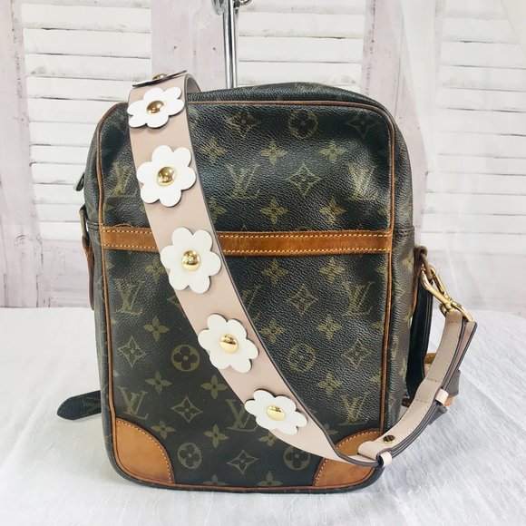 Michael Kors Daisy Floral Appliqué Crossbody Strap - Picture 1 of 4